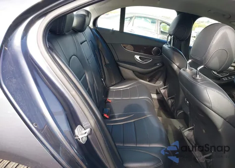 2015 Mercedes-Benz C 300 4Matic z USA, uszkodzony, nr VIN 55SWF4KB6FU034628